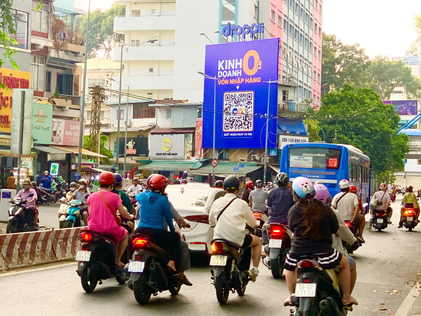 Billboard có QR code tại khu vực đô thị Việt Nam